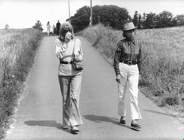 Greta Garbo på promenad Greta Garbo på promenad