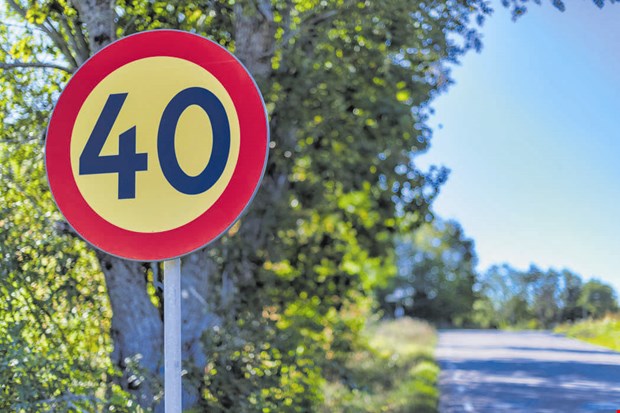 Sänkt hastighet med nya skyltar  Sänkt hastighet med nya skyltar