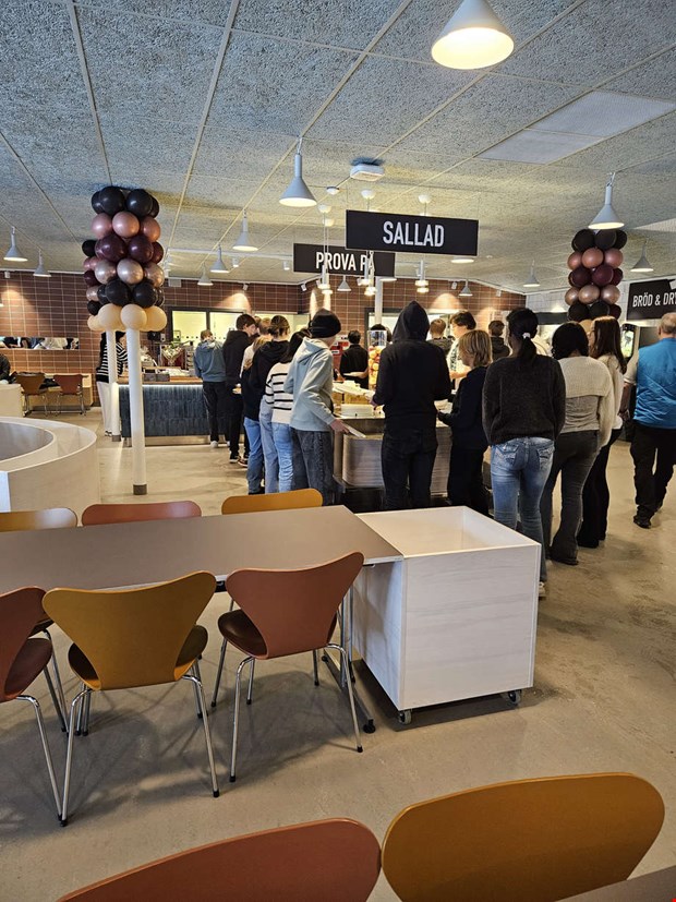 Nyrenoverade Bj�rnekullaskolanm�ttes av wow fr�n eleverna