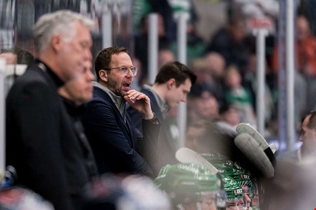 Sliten Hansson blickar uppåt inför avslutningen Sliten Hansson blickar uppåt inför avslutningen