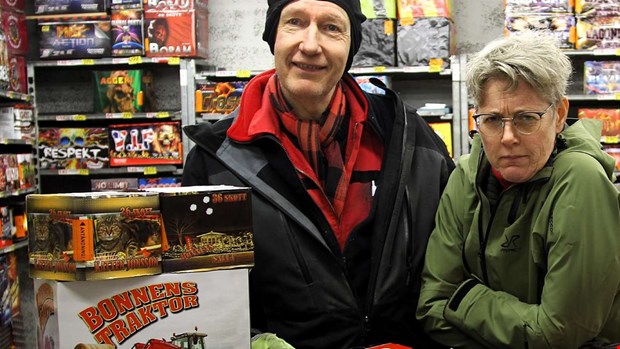 Fyrverkeriejobbigt i familjen: Han s�ljer � hon hatar