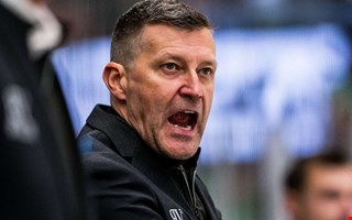 Rögle sparkar andretränaren