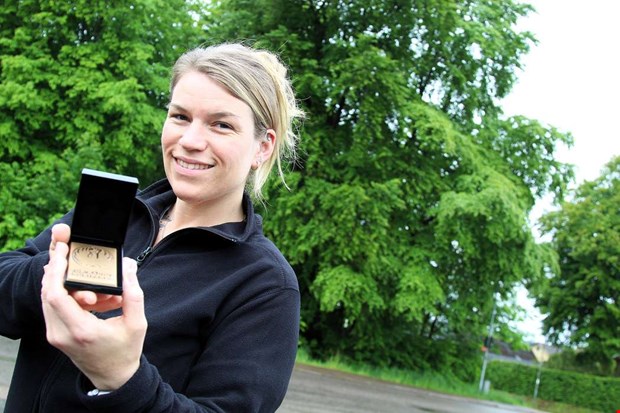 Christine hyllas f�r sitt hj�lted�d 