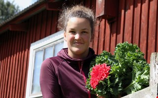 Christa Sandn en kickskare med hnderna i jorden