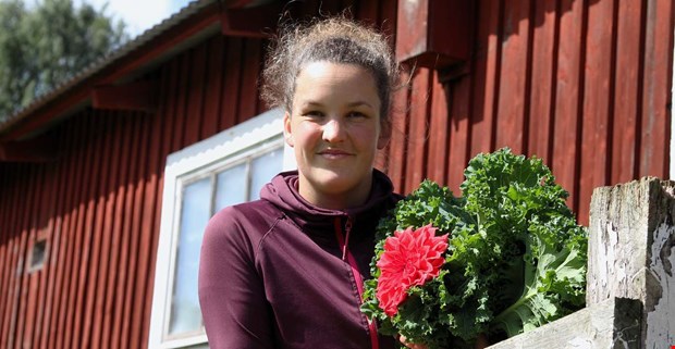 Christa Sandn en kickskare med hnderna i jorden