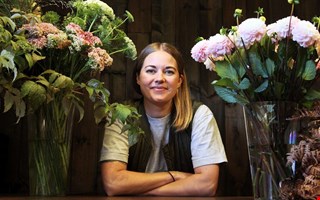 Floristen som gr mot strmmen 