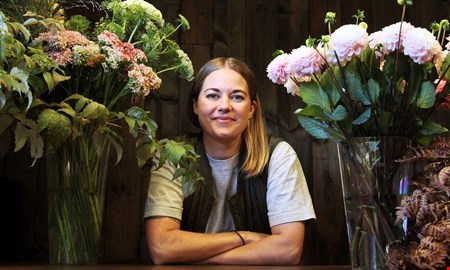 Floristen som går mot strömmen