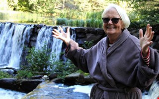 77-åriga Lilian badar året om: ”Medicin för kropp och själ”