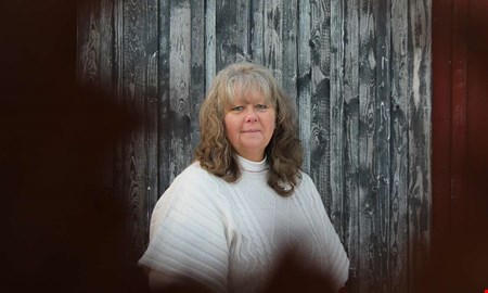 Lena Lundahl m�ter julen med blommor, ljus, kottar och grane