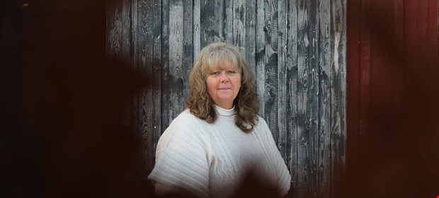 Lena Lundahl möter julen med blommor, ljus, kottar och grane Lena Lundahl möter julen med blommor, ljus, kottar och grane