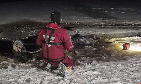 Dramatiskt n�r h�star r�ddades ur isvak